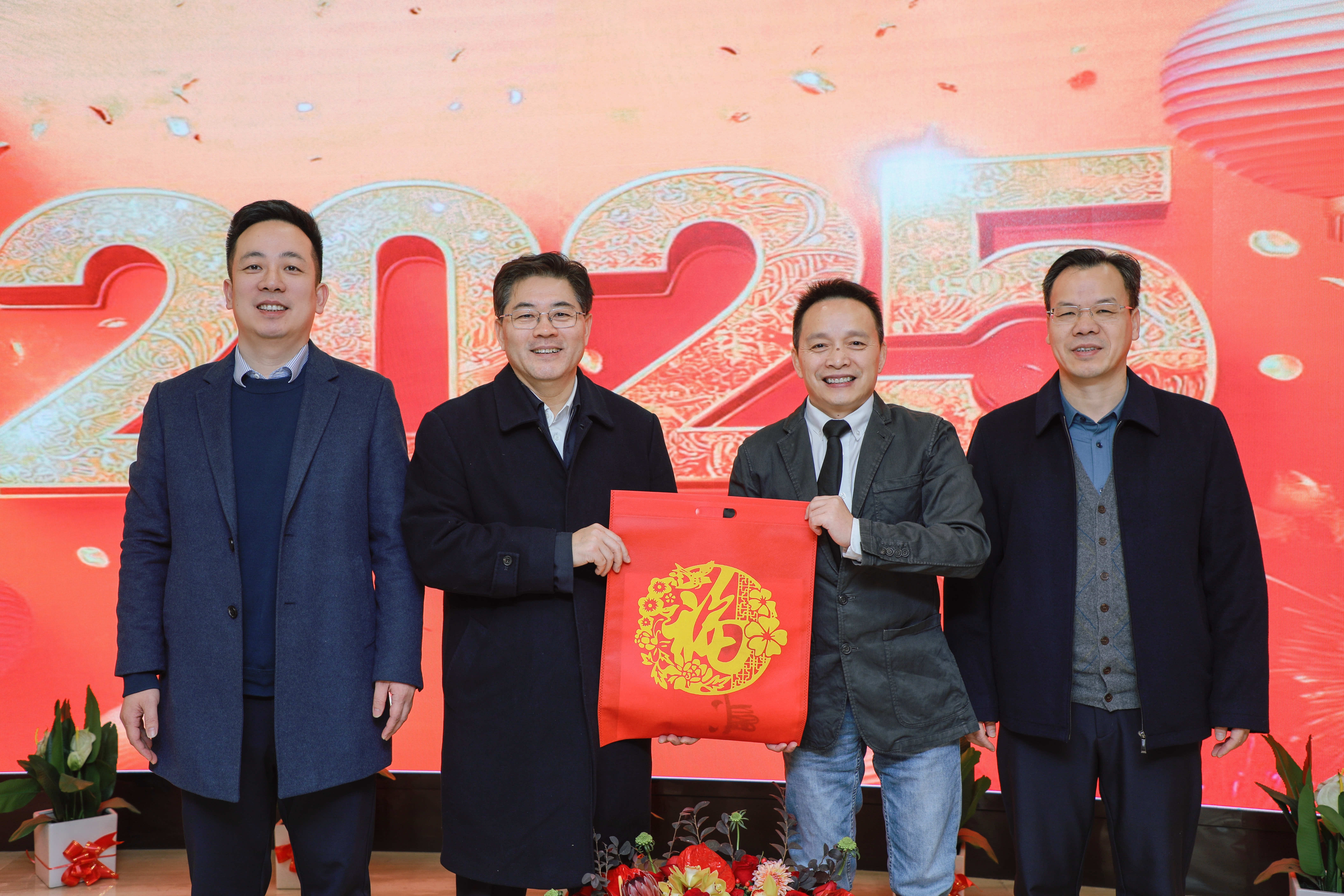 省委統(tǒng)戰(zhàn)部部長(zhǎng)隋忠誠(chéng)一行到鹽津鋪?zhàn)娱_展春節(jié)走訪慰問(wèn)